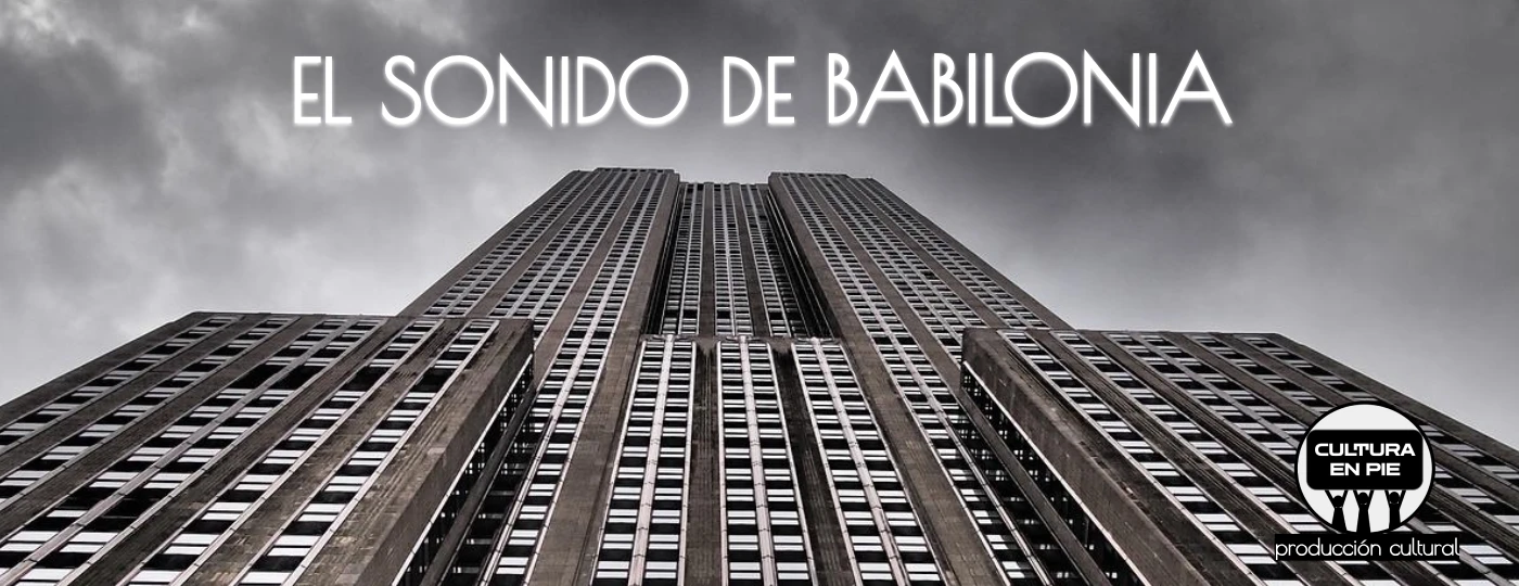 Cartel de la producción cultural EL SONIDO DE BABILONIA: plano contra picado de rascacielos con el rótulo EL SONIDO DE BABILONIA sobre el cielo nublado.