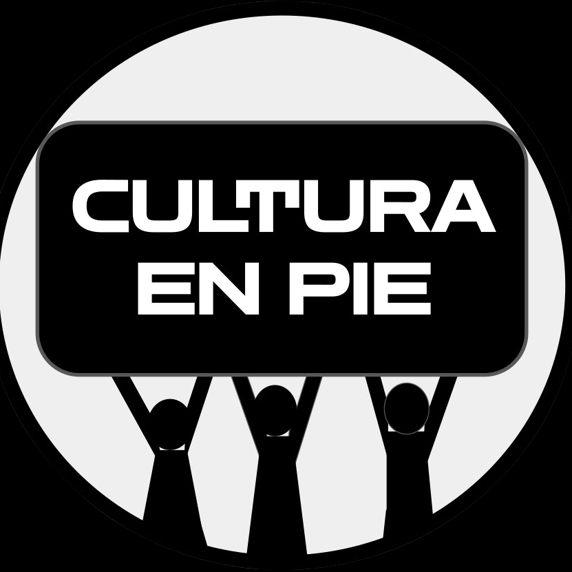 Logo Cultura En Pie - Productora de Proyectos y Eventos Culturales: círculo blanco sobre fondo negro. Tres siluetas negras sosteniendo el rótulo negro con las letras blancas dentro del círculo.