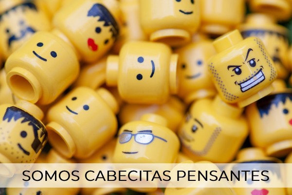 Cabezas amarillas de muñecos apiladas con diferentes expresiones y el rótulo sobreimpreso "SOMOS CABECITAS PENSANTES"